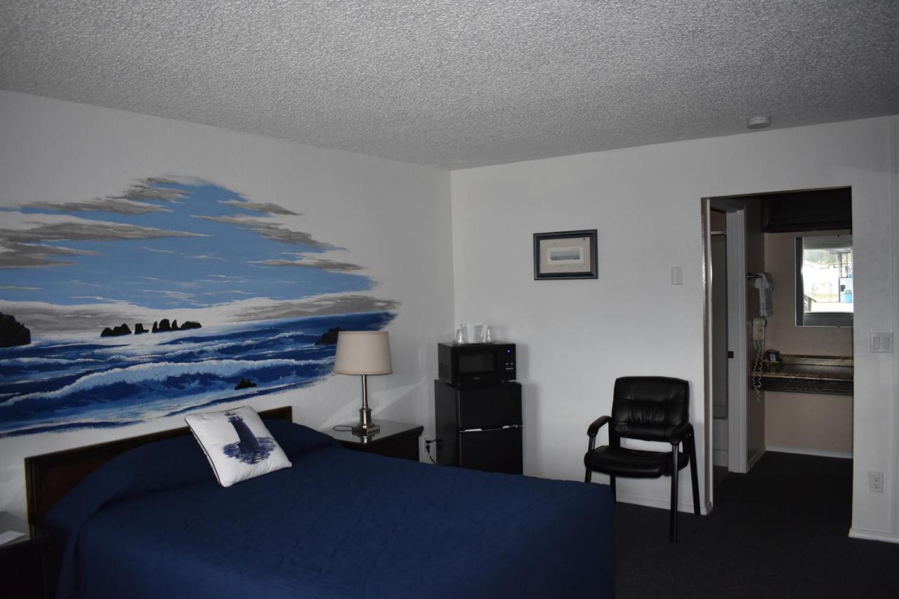 Lighthouse Cove Inn Bandon Dış mekan fotoğraf A room at the motel