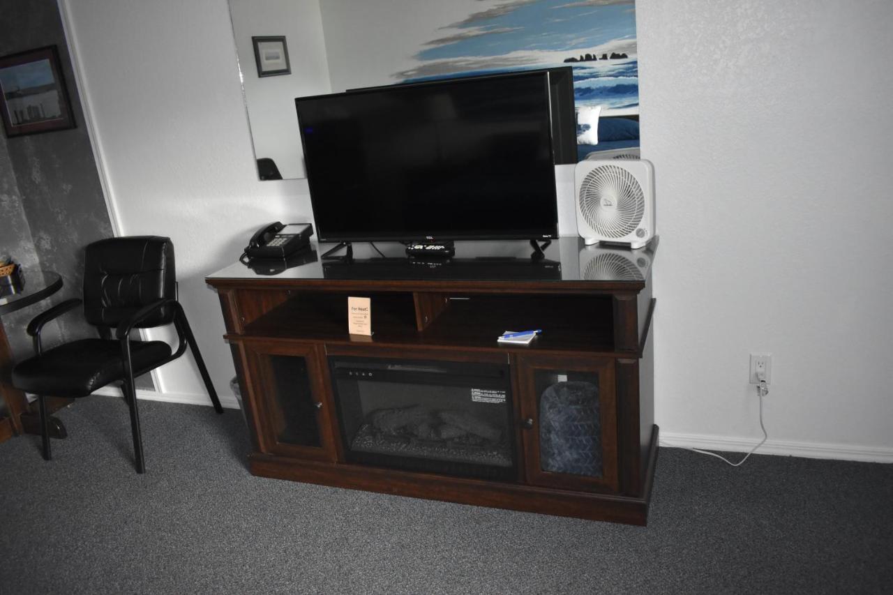 Lighthouse Cove Inn Bandon Dış mekan fotoğraf A typical entertainment center