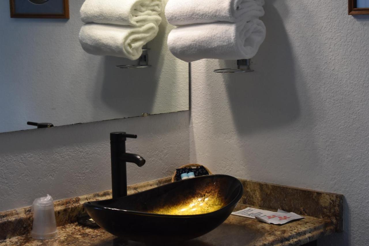 Lighthouse Cove Inn Bandon Dış mekan fotoğraf A vessel sink
