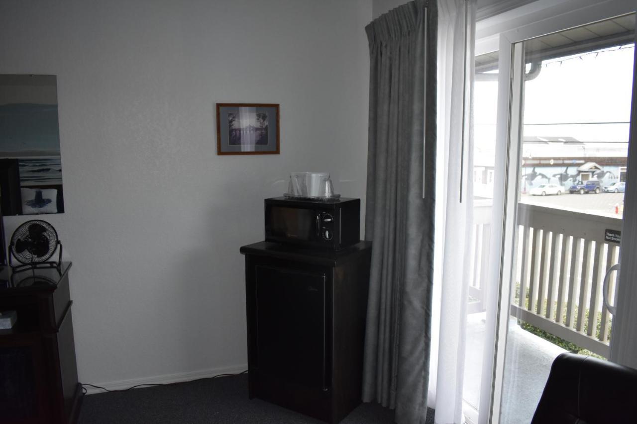 Lighthouse Cove Inn Bandon Dış mekan fotoğraf A typical hotel room with a microwave and a mini-fridge