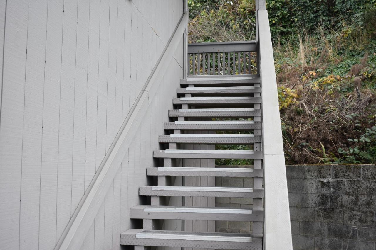 Lighthouse Cove Inn Bandon Dış mekan fotoğraf A straight staircase