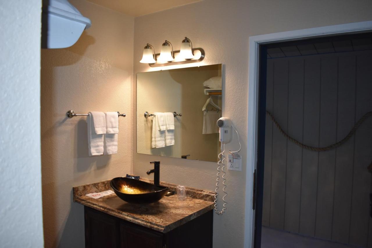 Lighthouse Cove Inn Bandon Dış mekan fotoğraf A bathroom vanity