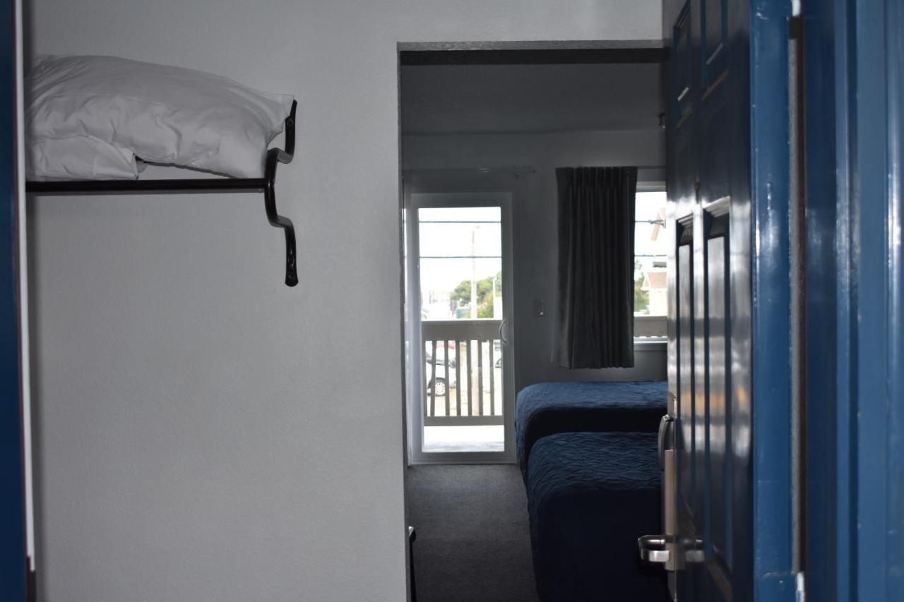Lighthouse Cove Inn Bandon Dış mekan fotoğraf A room at the motel